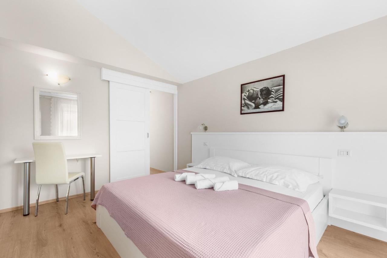 Villa Hope - Apartments With Shared Pool Πόρετς Εξωτερικό φωτογραφία