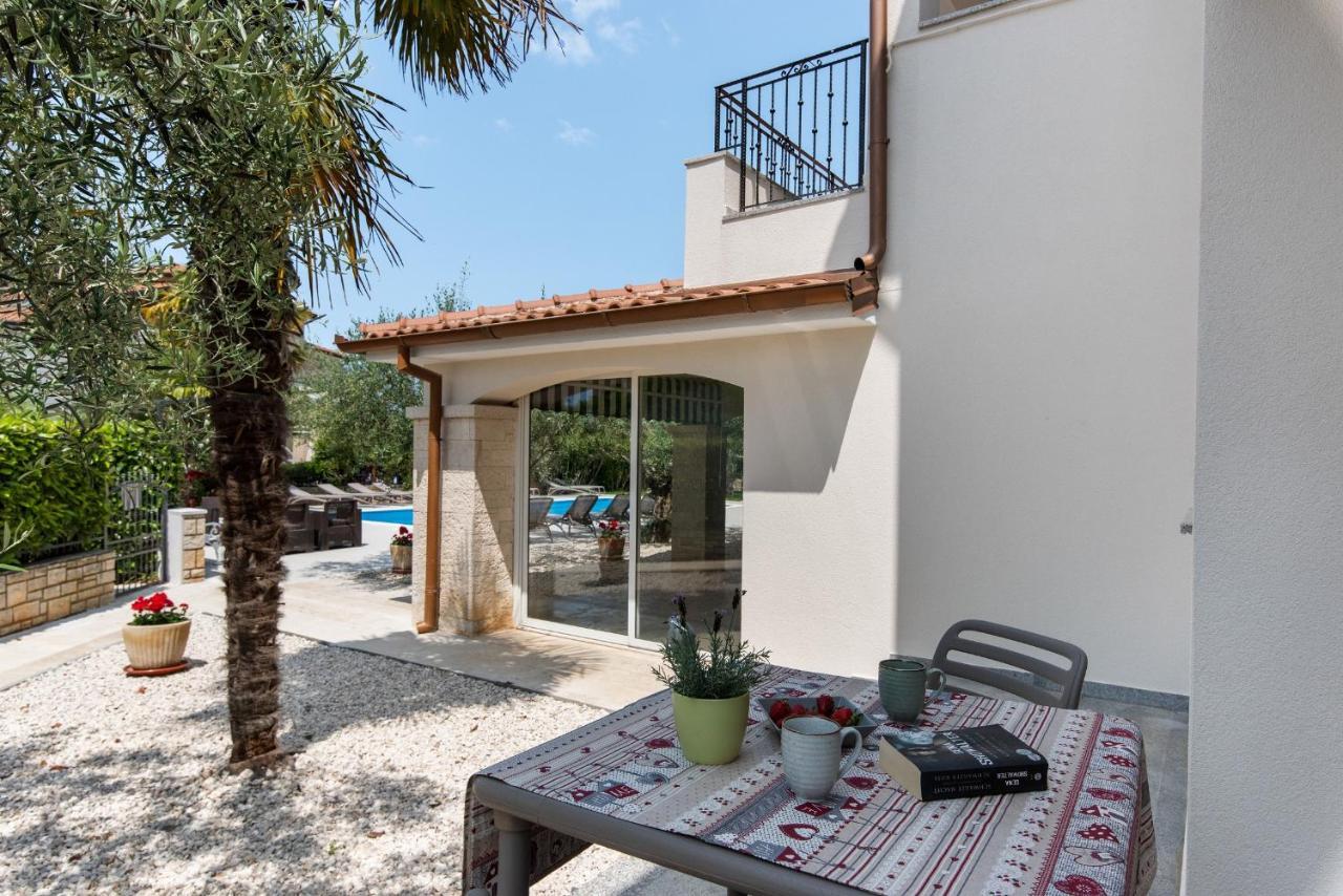 Villa Hope - Apartments With Shared Pool Πόρετς Εξωτερικό φωτογραφία