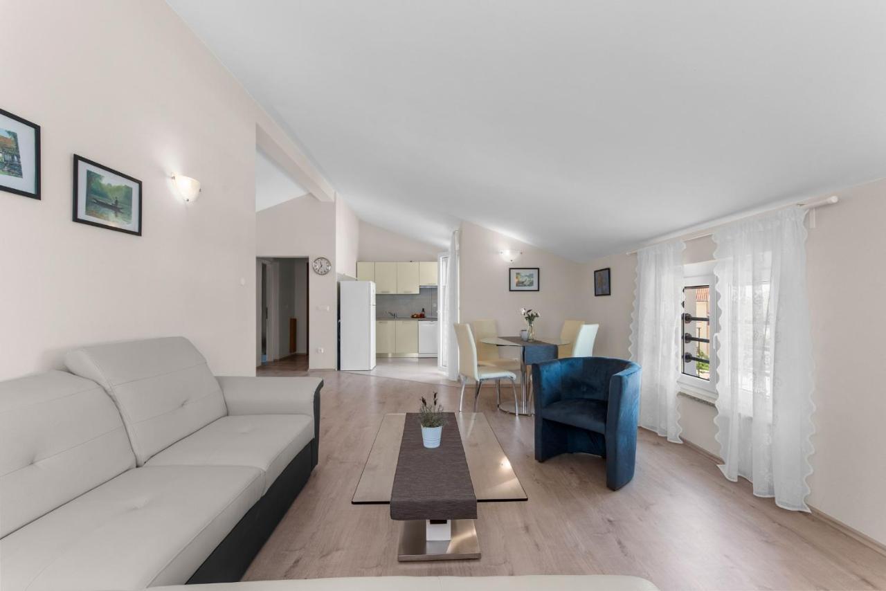 Villa Hope - Apartments With Shared Pool Πόρετς Εξωτερικό φωτογραφία
