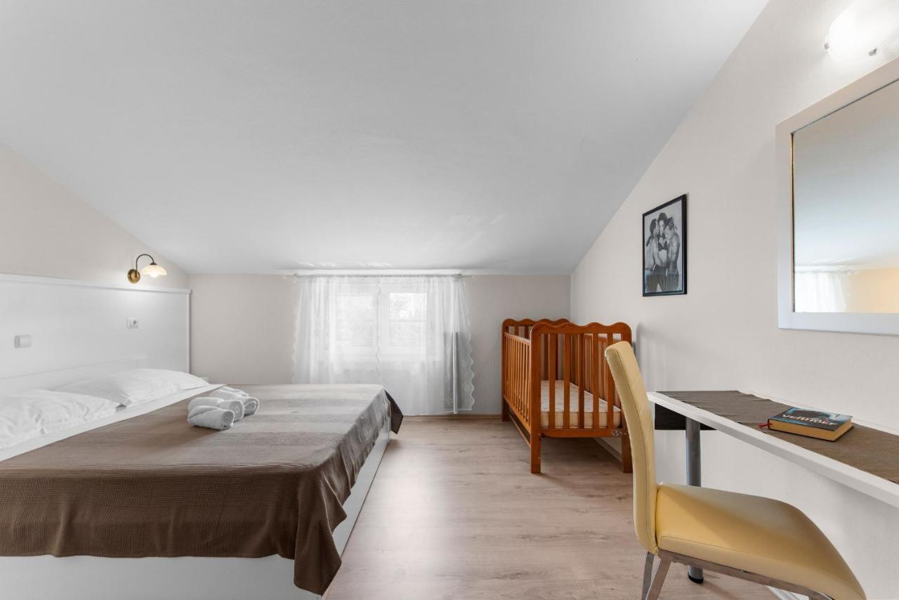 Villa Hope - Apartments With Shared Pool Πόρετς Εξωτερικό φωτογραφία